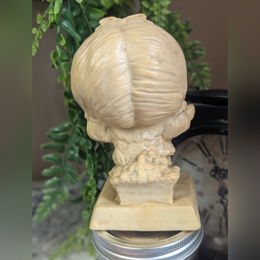 Vintage 1970 R&W Berries Co. Collectible Figurine - I Love You This Much - Picture 2 of 3